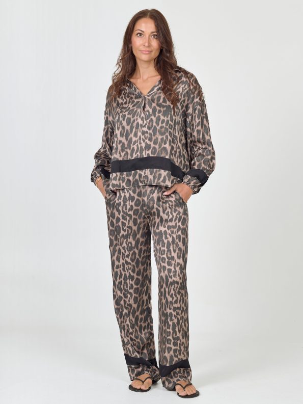 ALLY_trousers-Trousers-8579-10-001_Leo-1_46a38fee-1275-43e6-8171-c9024a7f1e66